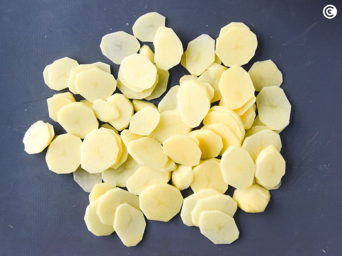 Cortar las patatas en rodajas para hacerlas gratinadas