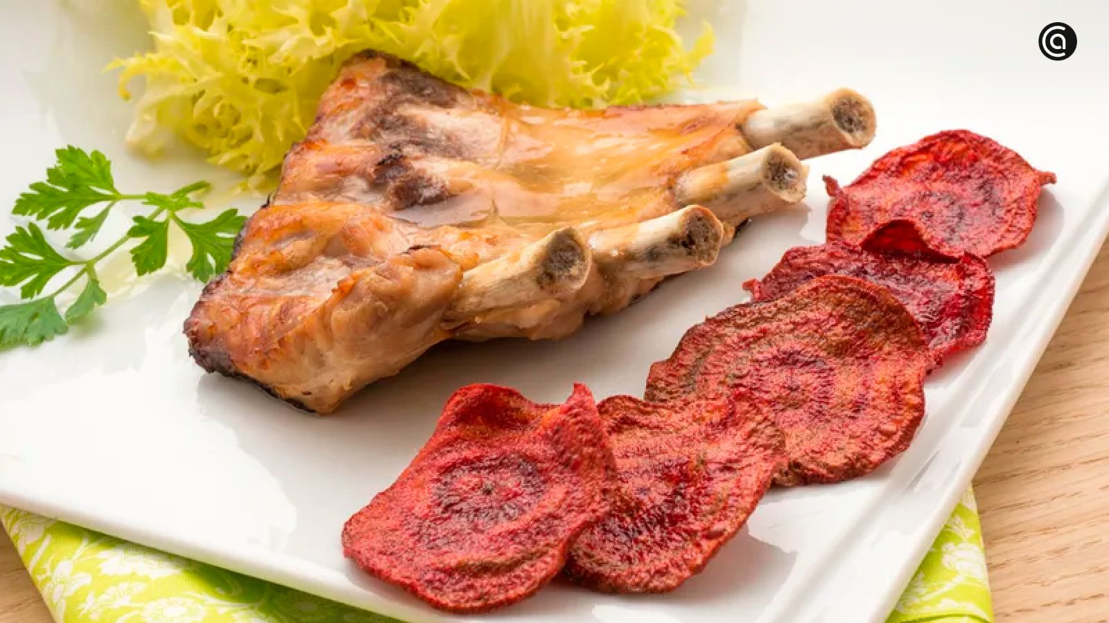 Costilla de cerdo asada con chips de remolacha, una receta de Karlos Arguiñano