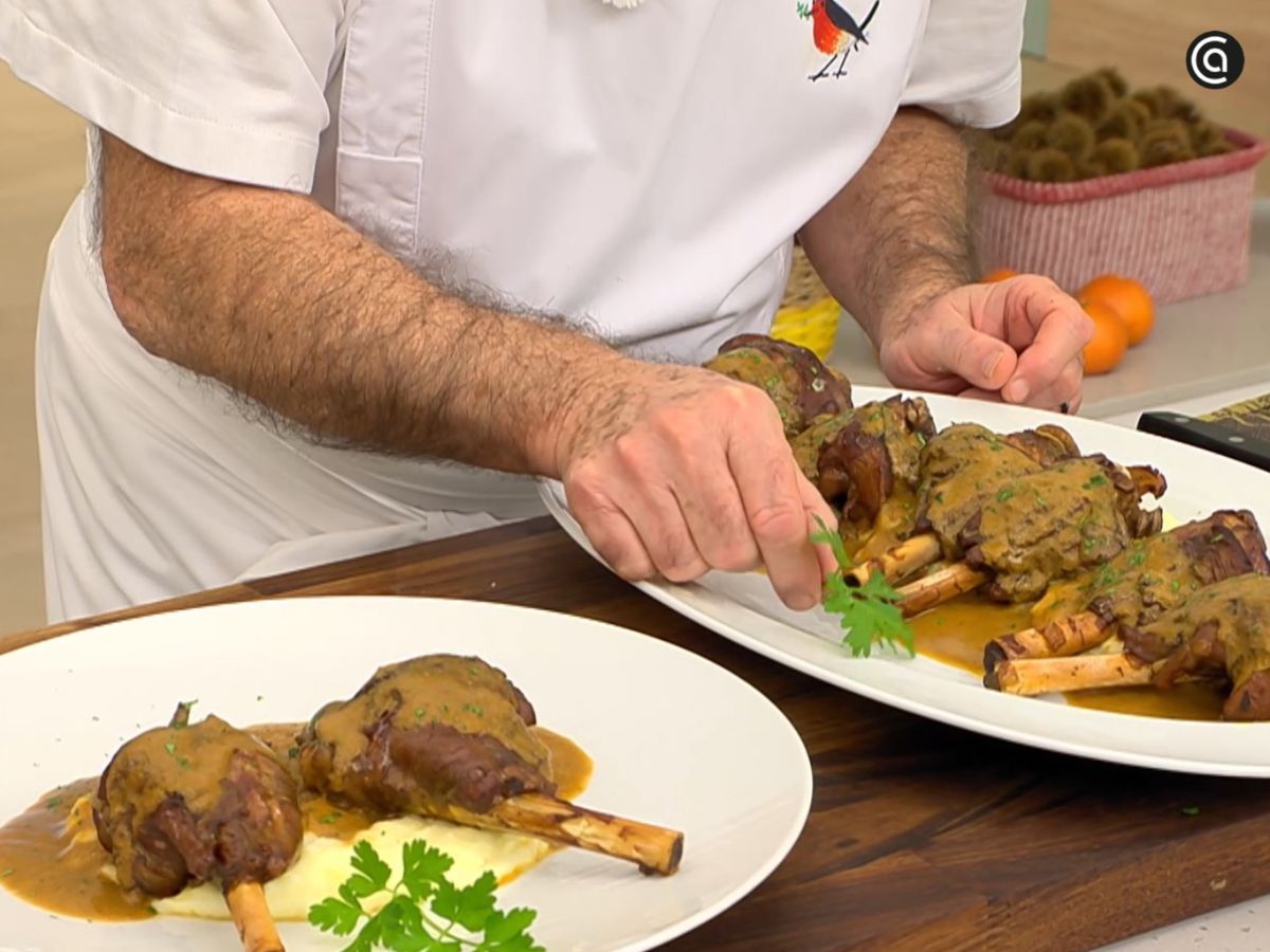 El plato se monta con el puré de patata, los jarretes calientes y la salsa bien ligada.