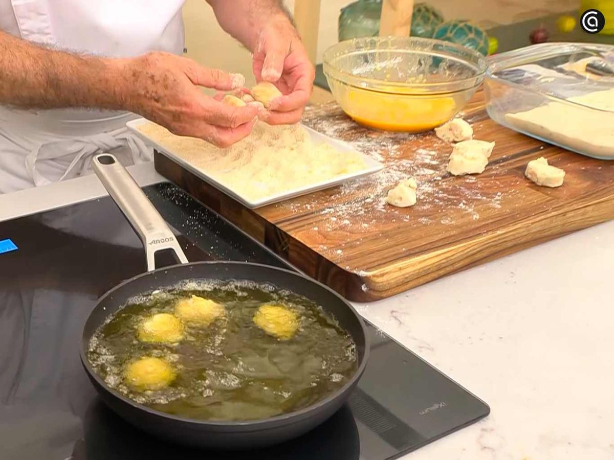 Forma, reboza y fríe las croquetas de gambas