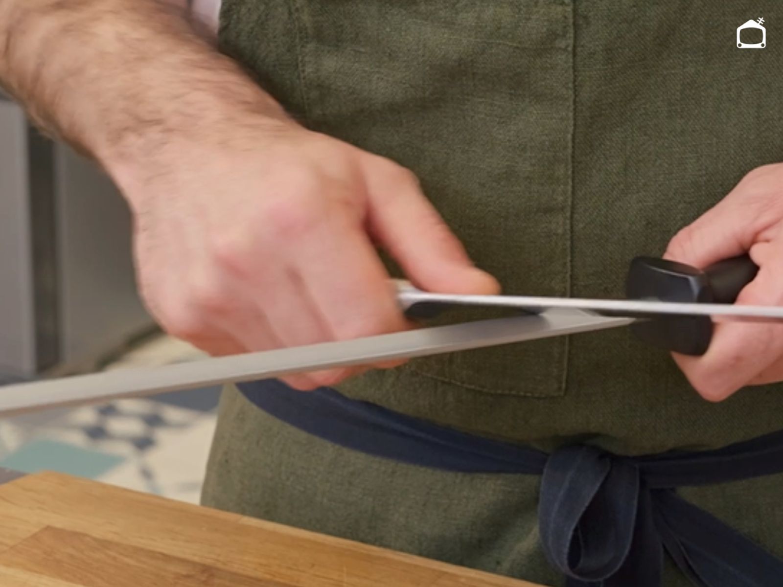 Joseba demuestra cómo usar la chaira para realinear el filo con un gesto sencillo y seguro.