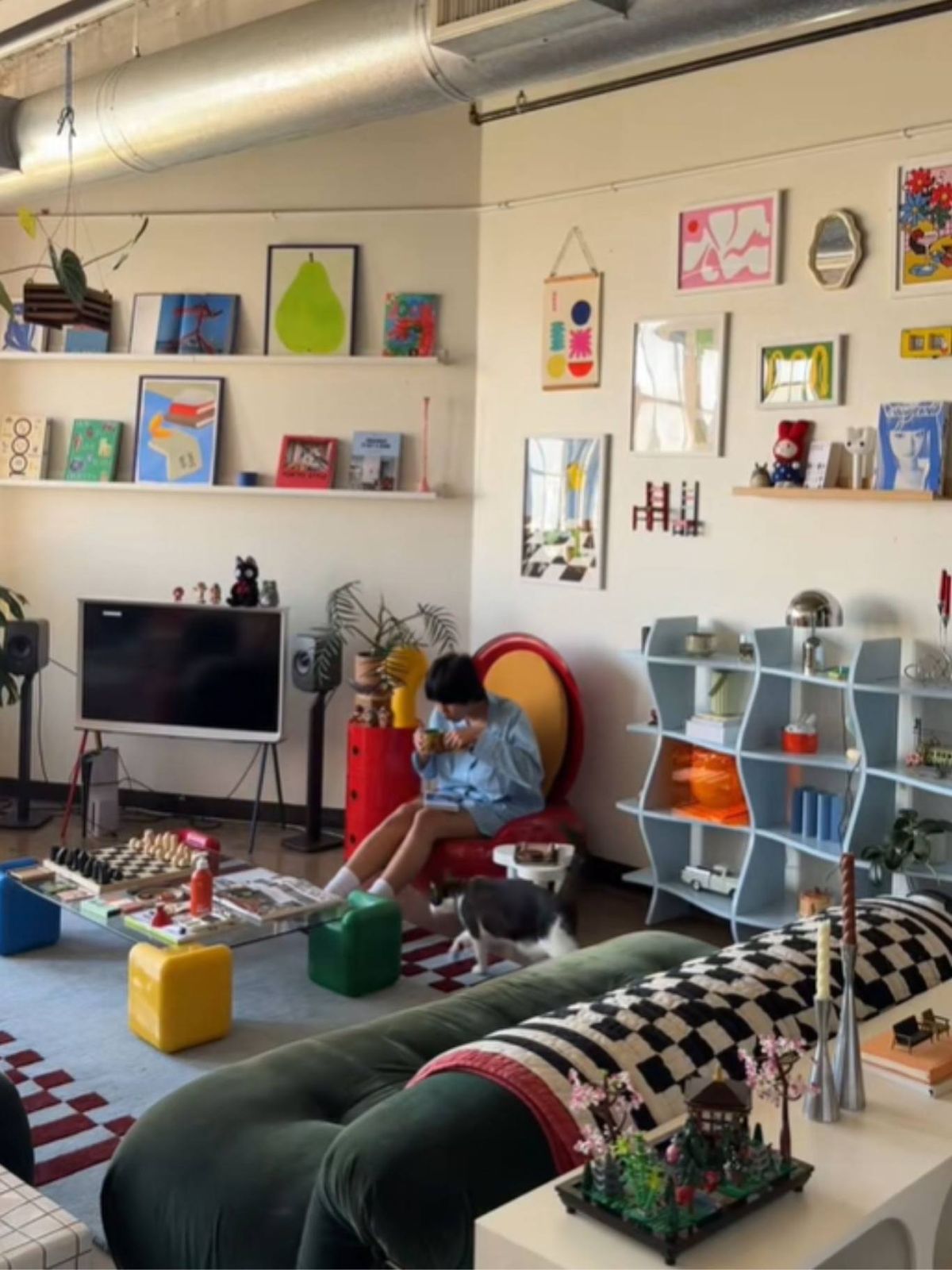 Mobiliario con formas curiosas.