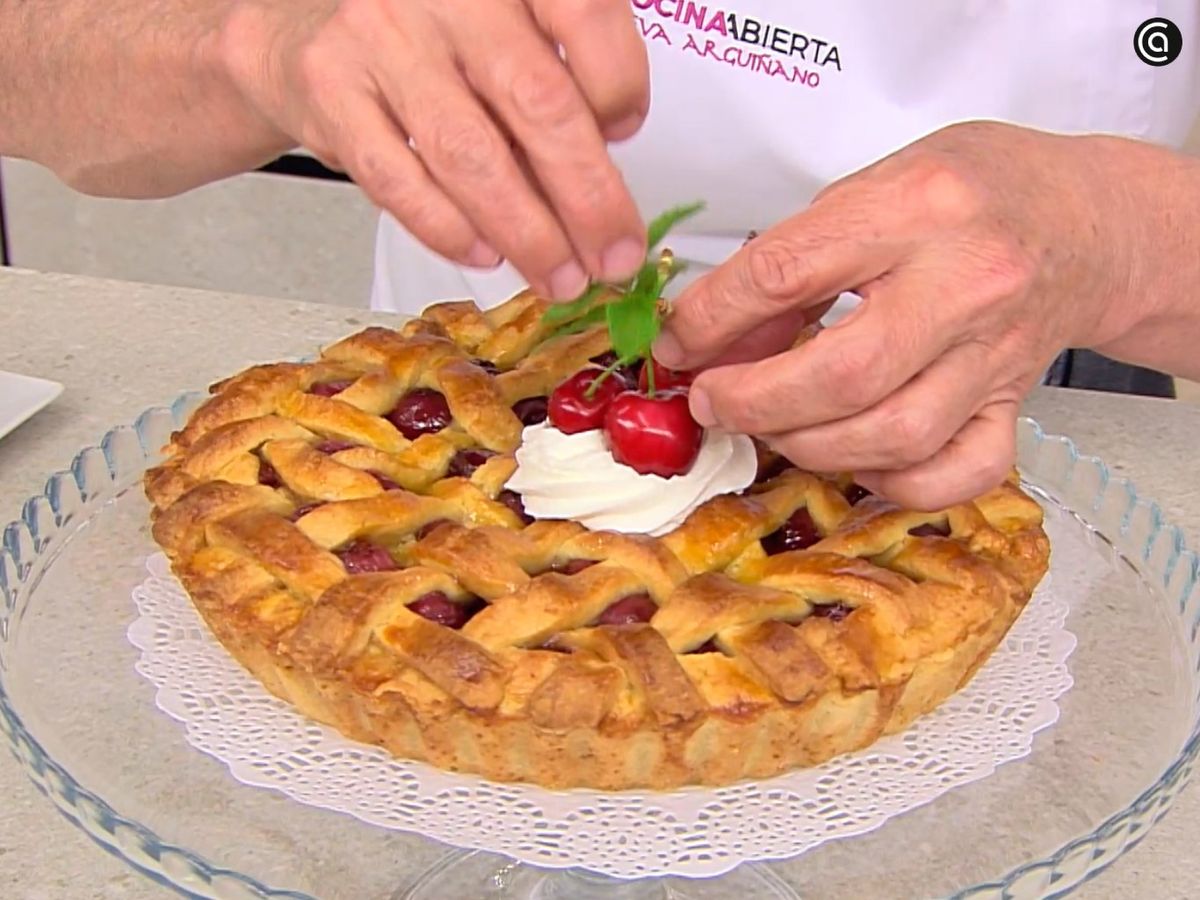 Decora la tarta con nata montada, cerezas y menta
