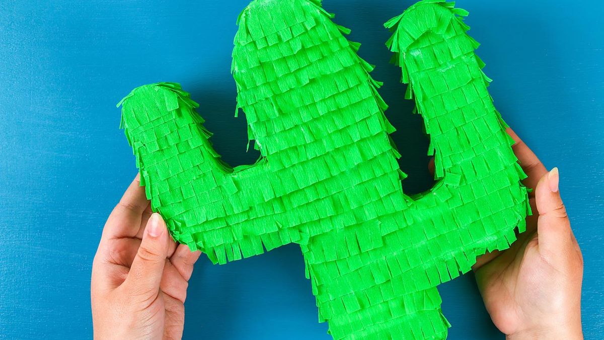 ideas creativas envolver regalos originales zanahoria cactus paso 5