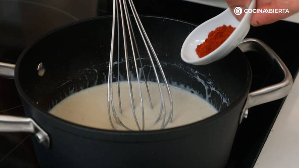 Cocina la mantequilla, la leche y condimenta