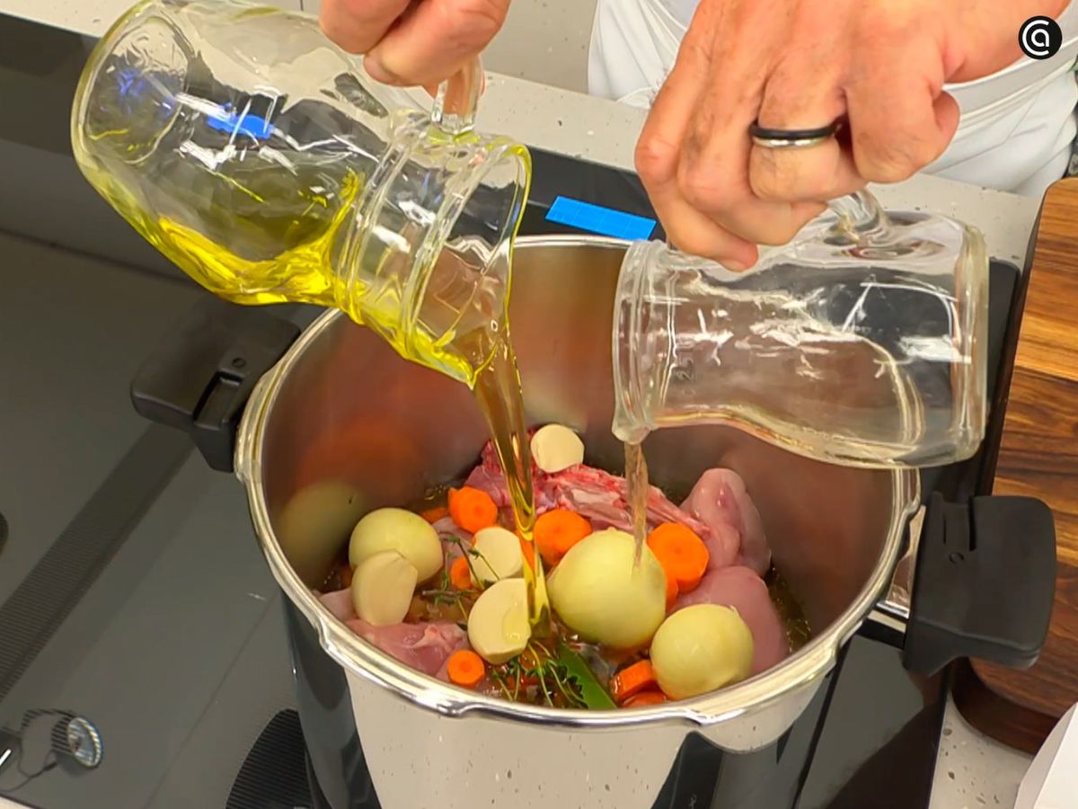 Cocina el escabeche de conejo en la olla rápida