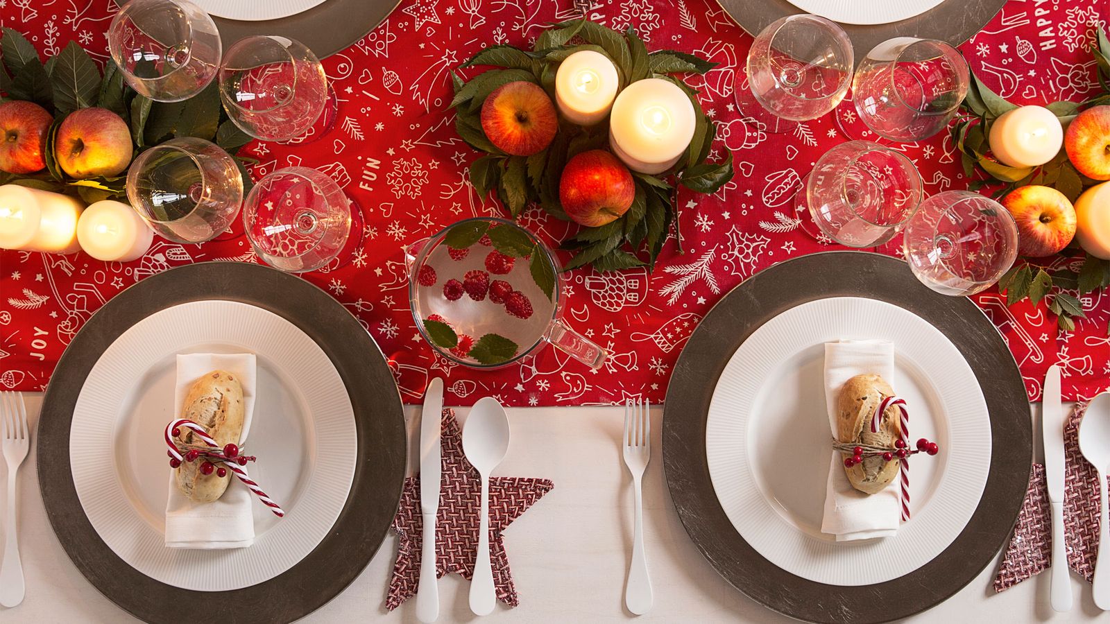 Decorar mesa navideña nórdica en blanco y rojo