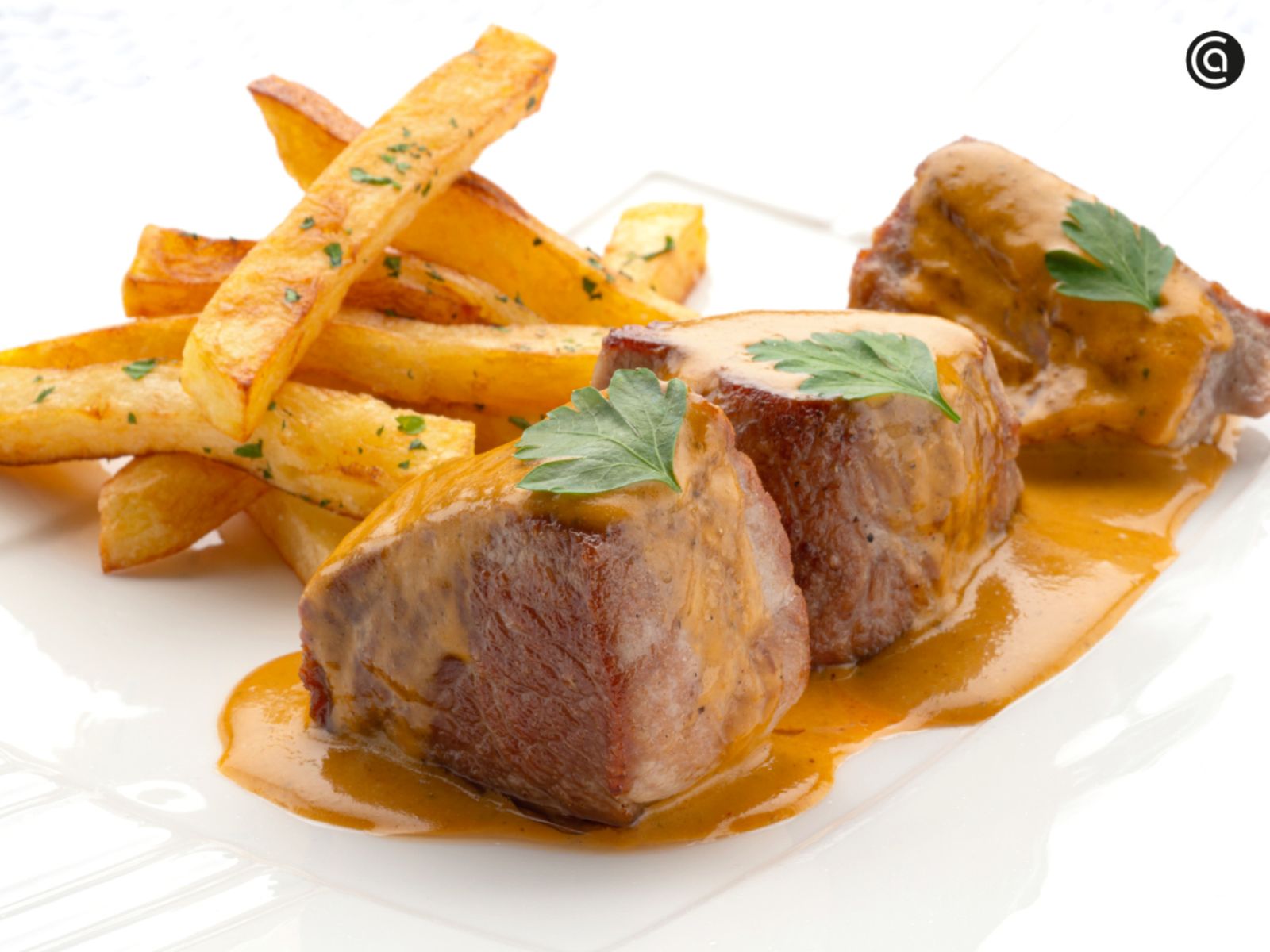 El solomillo con salsa Café de París, una receta elegante con hierbas aromáticas y mantequilla especiada.