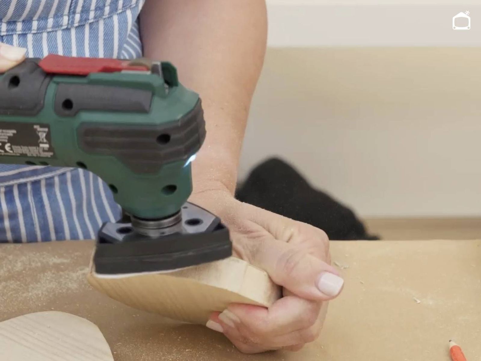 Lijamos las piezas para que no pinchen. Lijamos las piezas para que no pinchen.