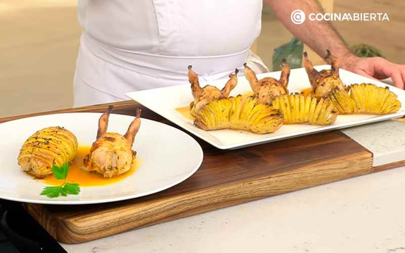 Sirve las codornices con salsa de naranja Sirve las codornices con salsa de naranja
