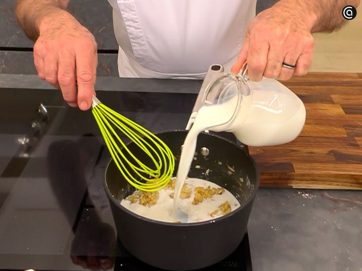 Rehoga la cebolla y elabora la salsa bechamel