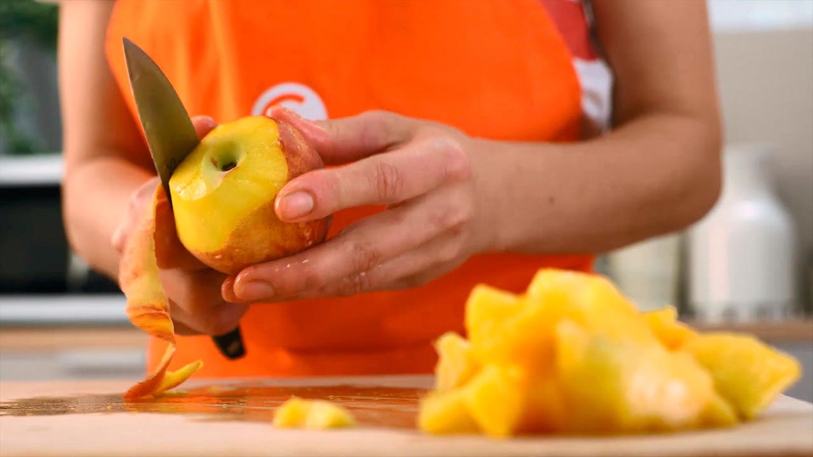 Pela y corta los melocotones y la manzana Receta de mermelada de melocotón y manzana (sin azúcar) paso 1