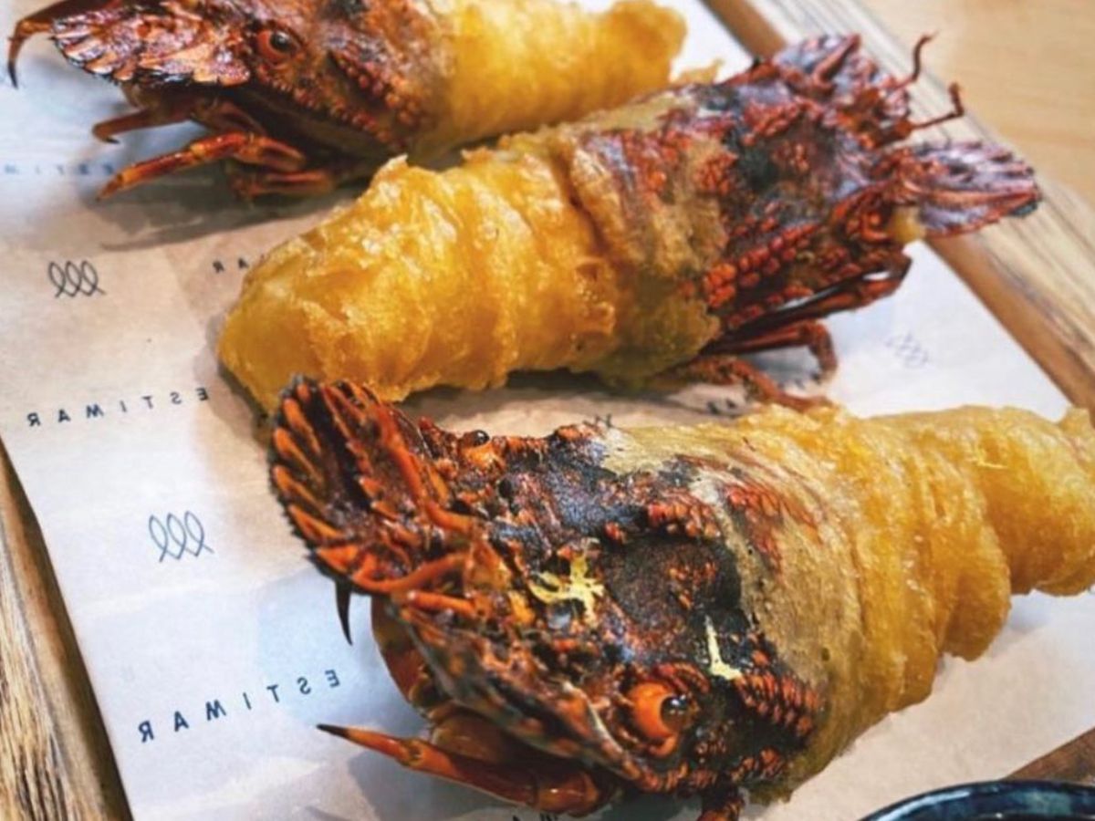 Los 'Santiaguiños en gabardina' de Rafa Zafra en Estimar: una reinterpretación crujiente que respeta toda la esencia del mar gallego.