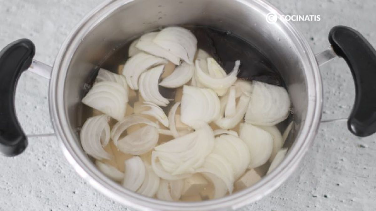 Hervimos la cebolla en agua