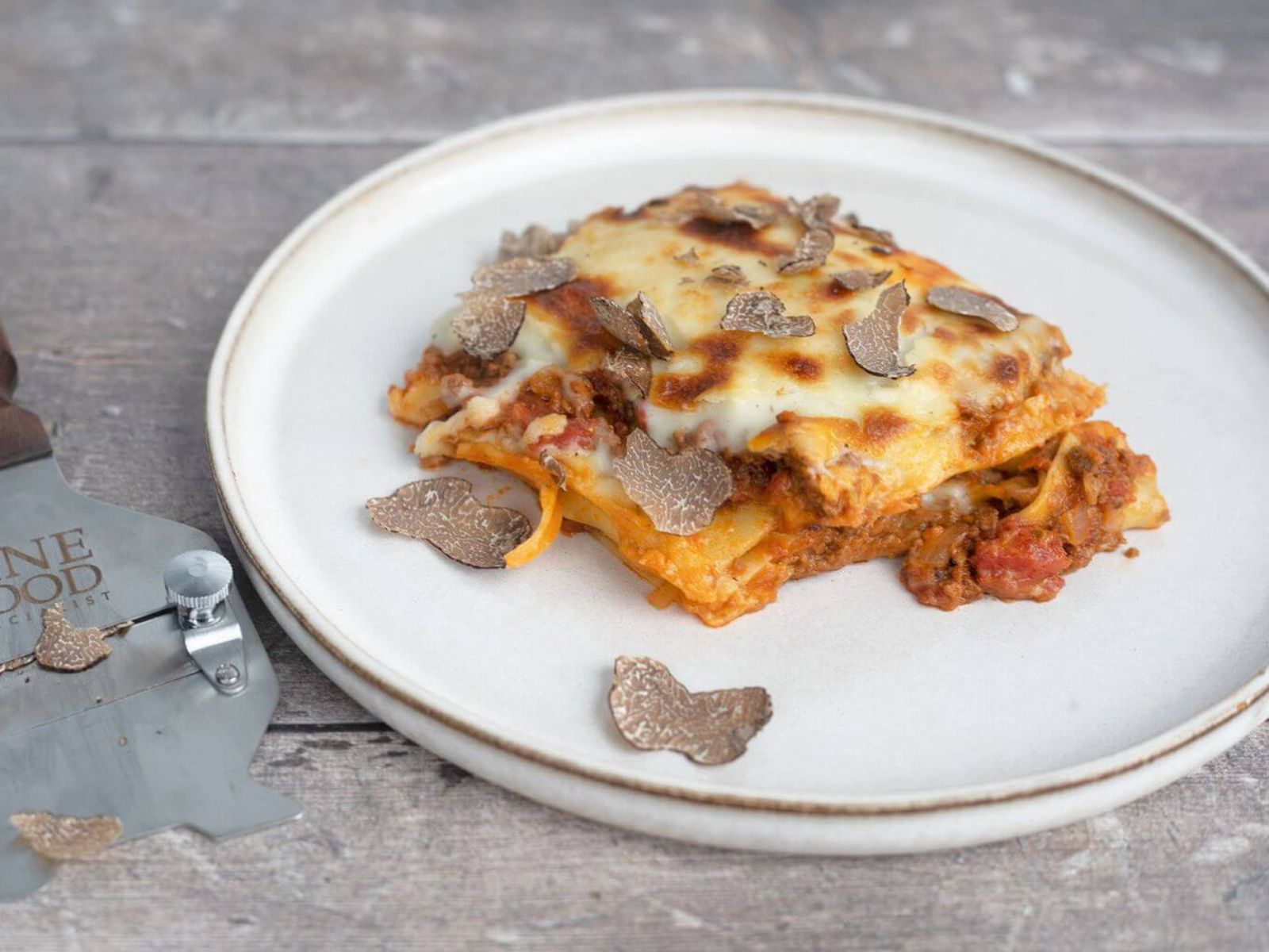 Una versión de lujo del clásico italiano con carne de wagyu, láminas frescas de pasta y topping de trufa negra.