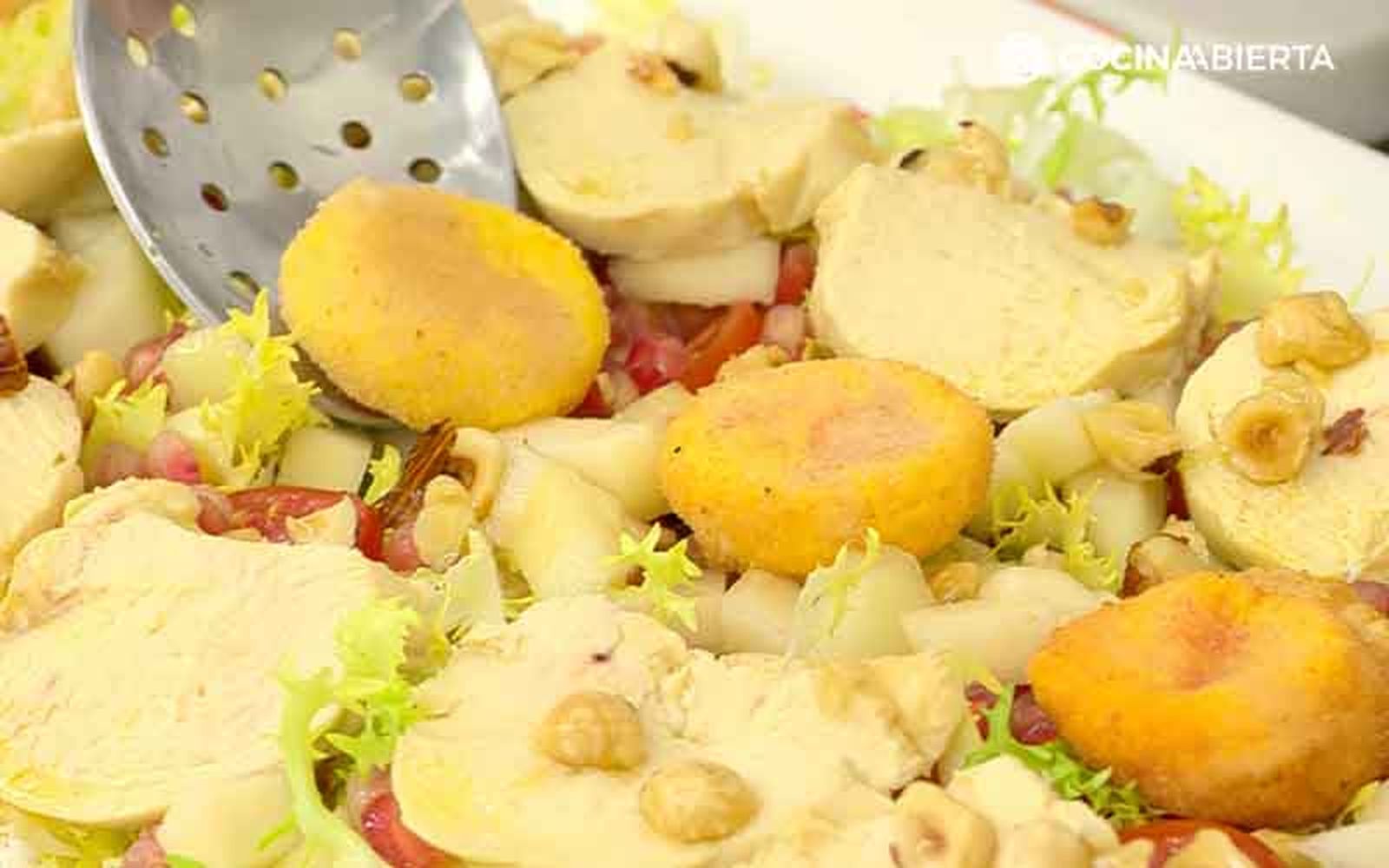Agrega la yema empanada a la ensalada de pollo escabechado Agrega la yema empanada a la ensalada de pollo escabechado