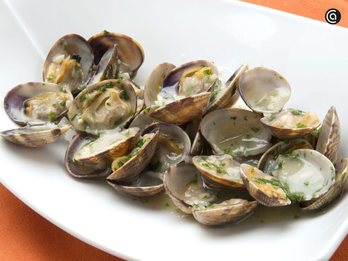 Las almejas, además de ligeras y sabrosas, aportan pequeñas dosis de vitamina D y minerales esenciales como hierro y zinc.