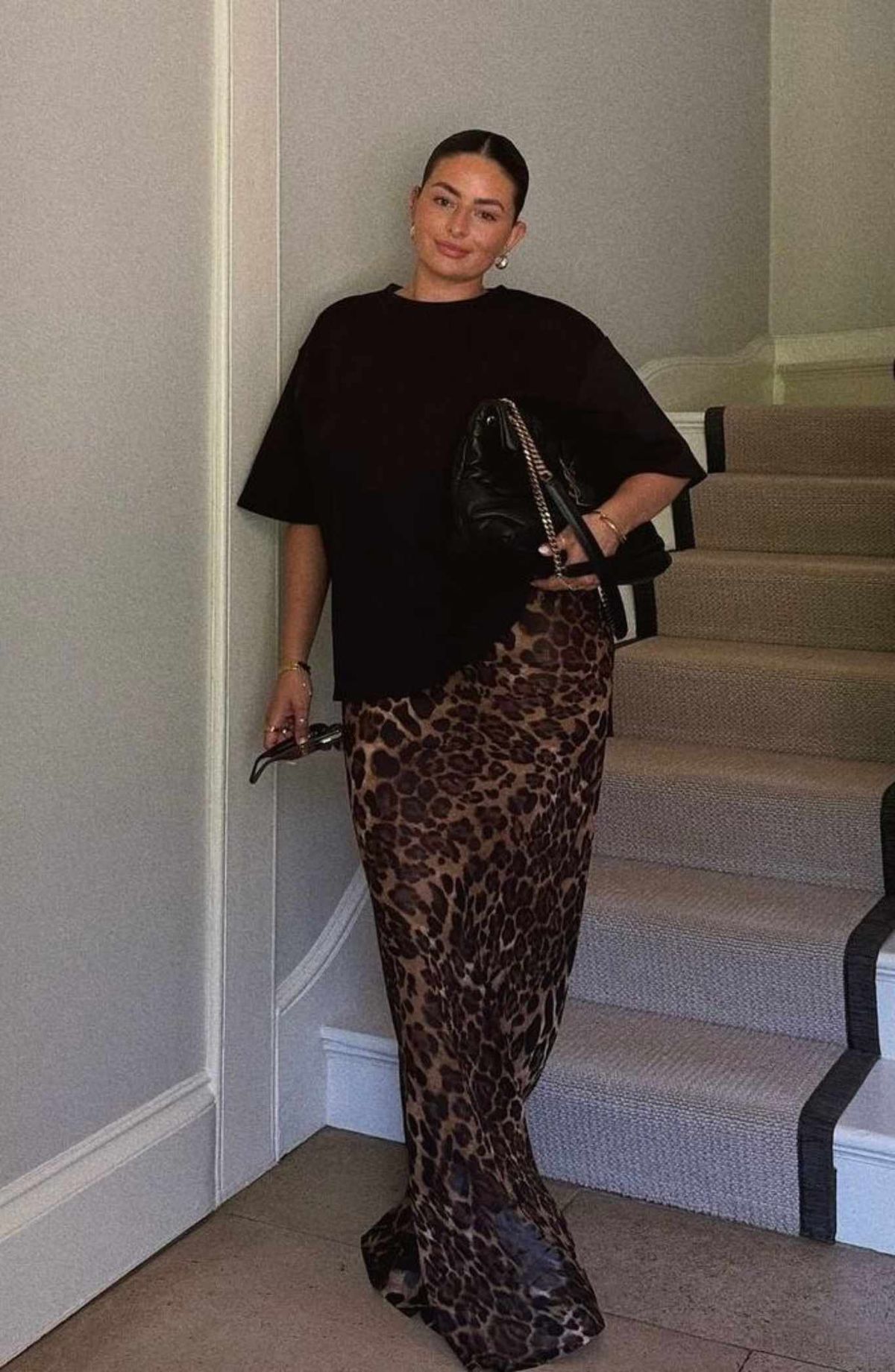 Falda de satén de leopardo con camiseta básica negra.