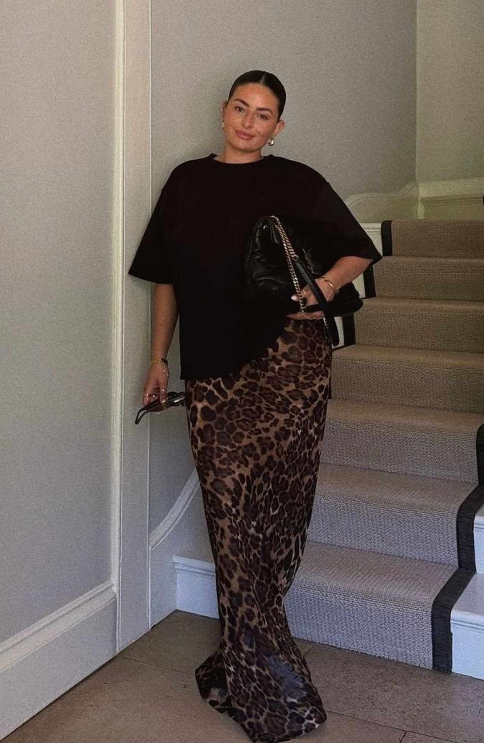 Falda de satén de leopardo con camiseta básica negra. Falda de satén de leopardo con camiseta básica negra.