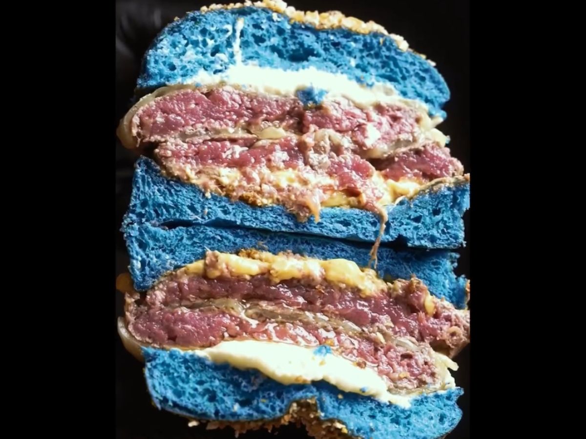 El homenaje azul de Kchopo al Real Oviedo también llega a sus hamburguesas.