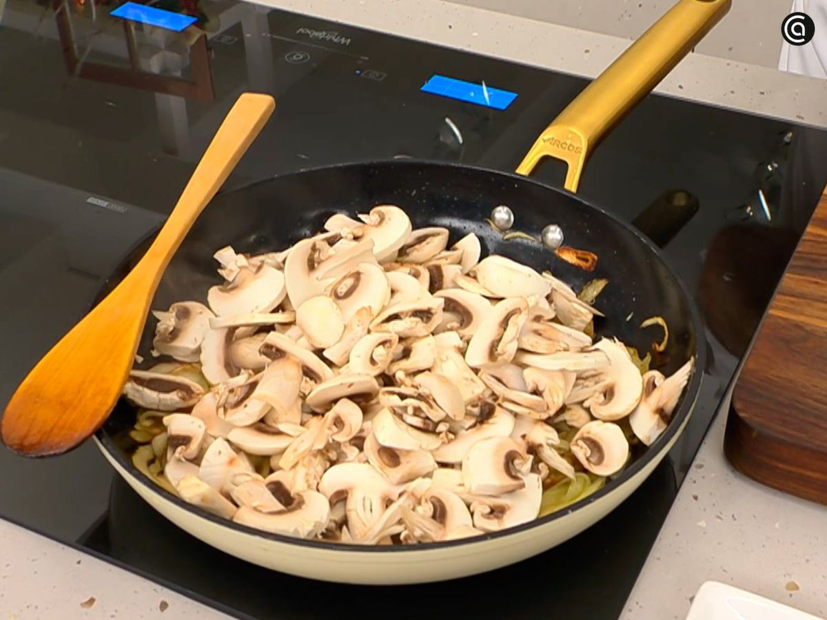 Agrega los champiñones a la sartén y cocina con la cebolla hasta que se ablanden