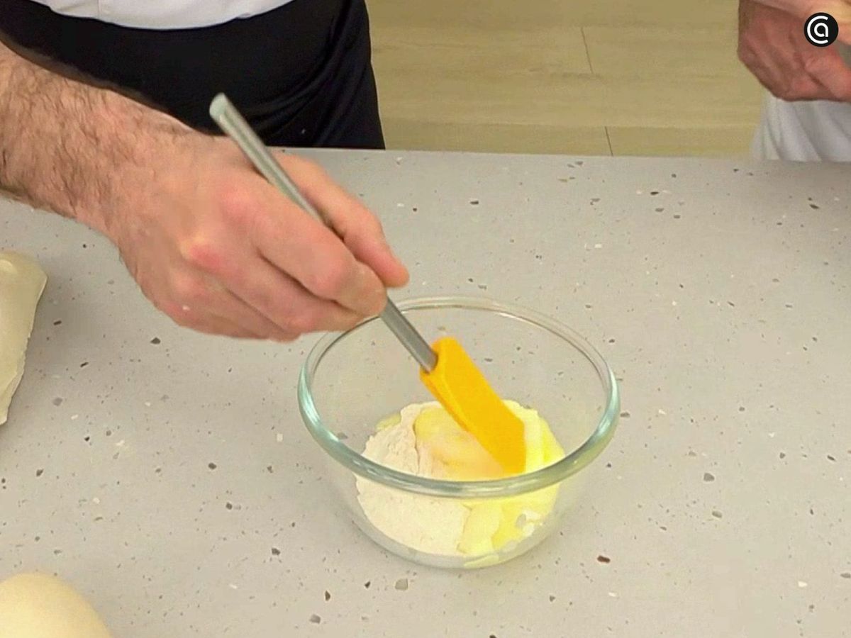 Haz el relleno mezclando mantequilla fundida con harina