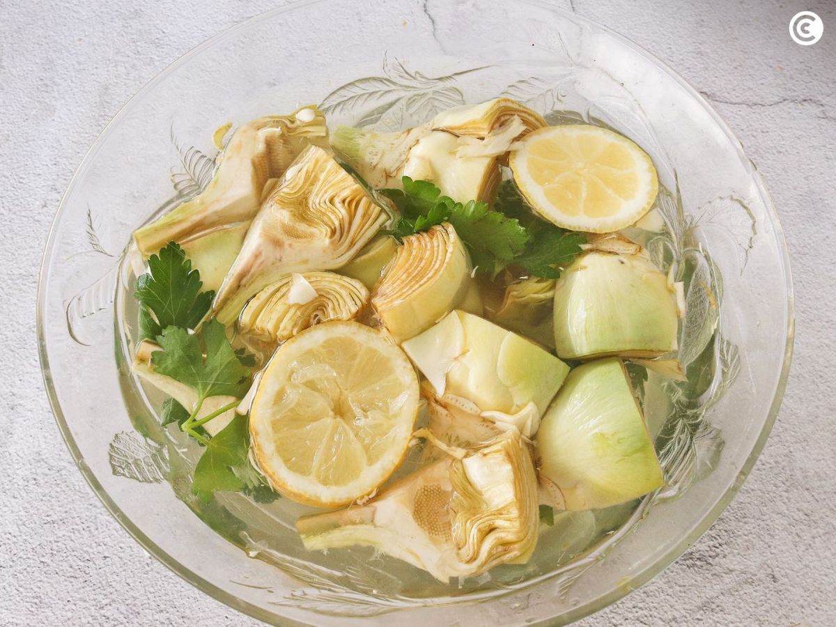 Alcachofas en agua con limón y perejil para que no se oxiden antes de hacerlas con almejas