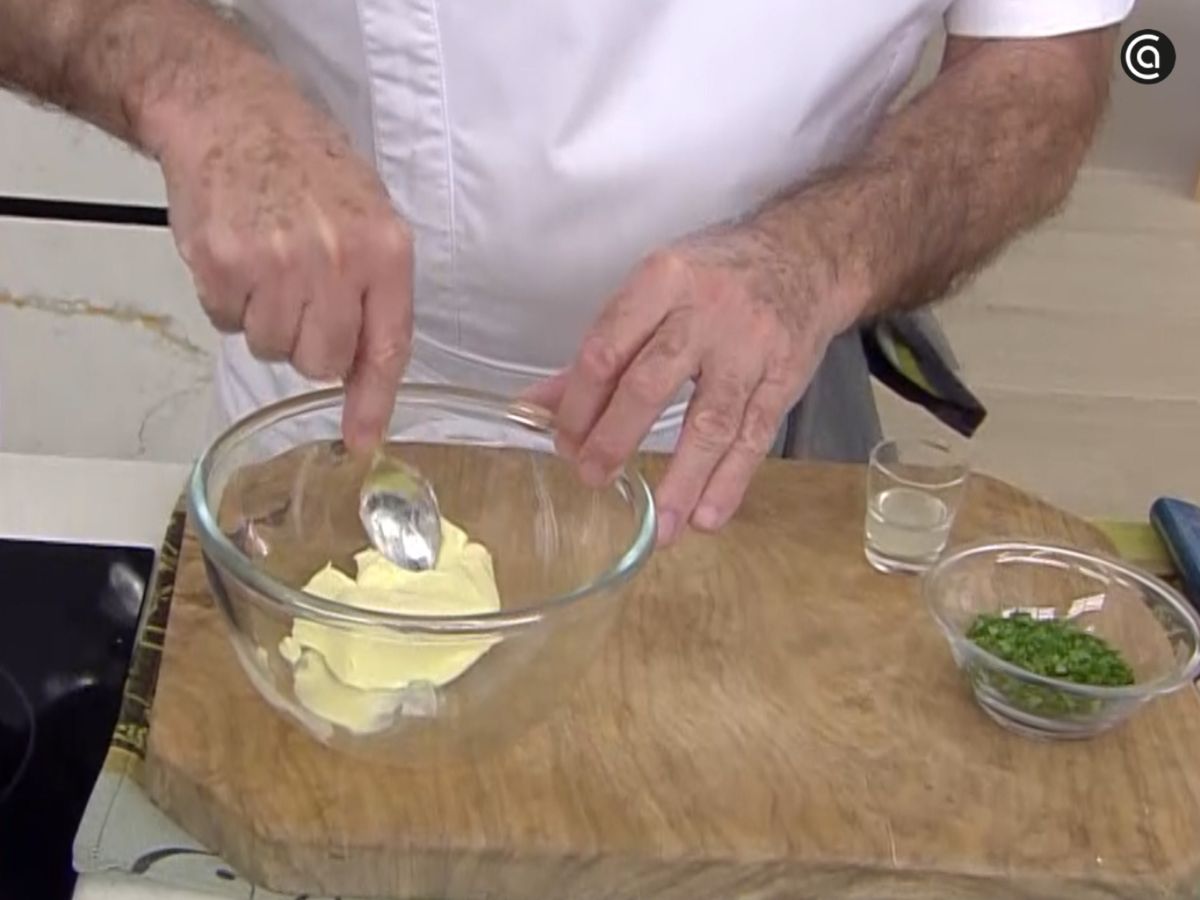 Mantequilla a punto pomada, blanda y lista para trabajar sin que se derrita.