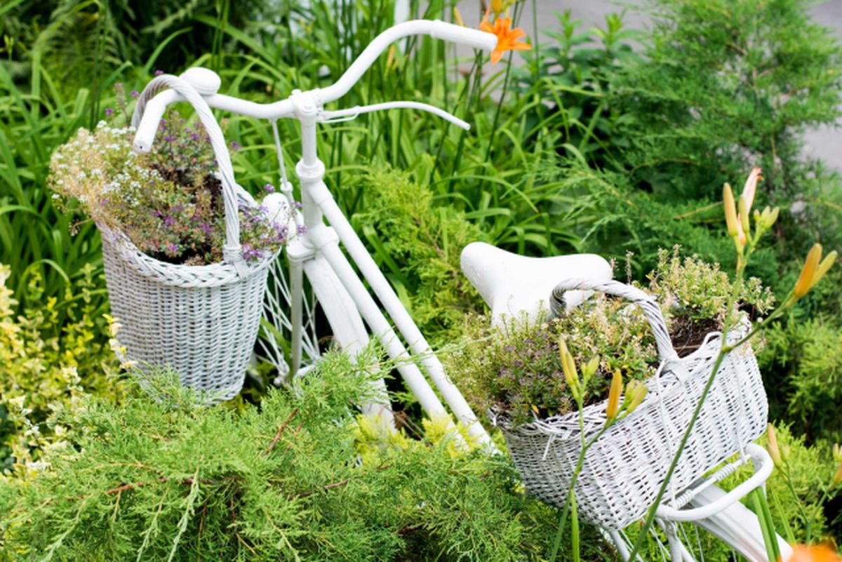 Decorar jardines con bicicletas 7