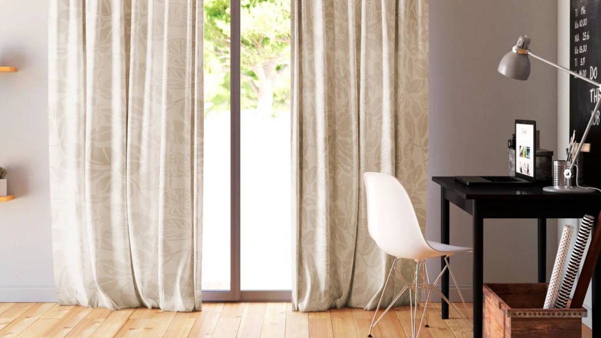 Las cortinas largas y claras agrandan visualmente las ventanas y aportan ligereza al espacio.