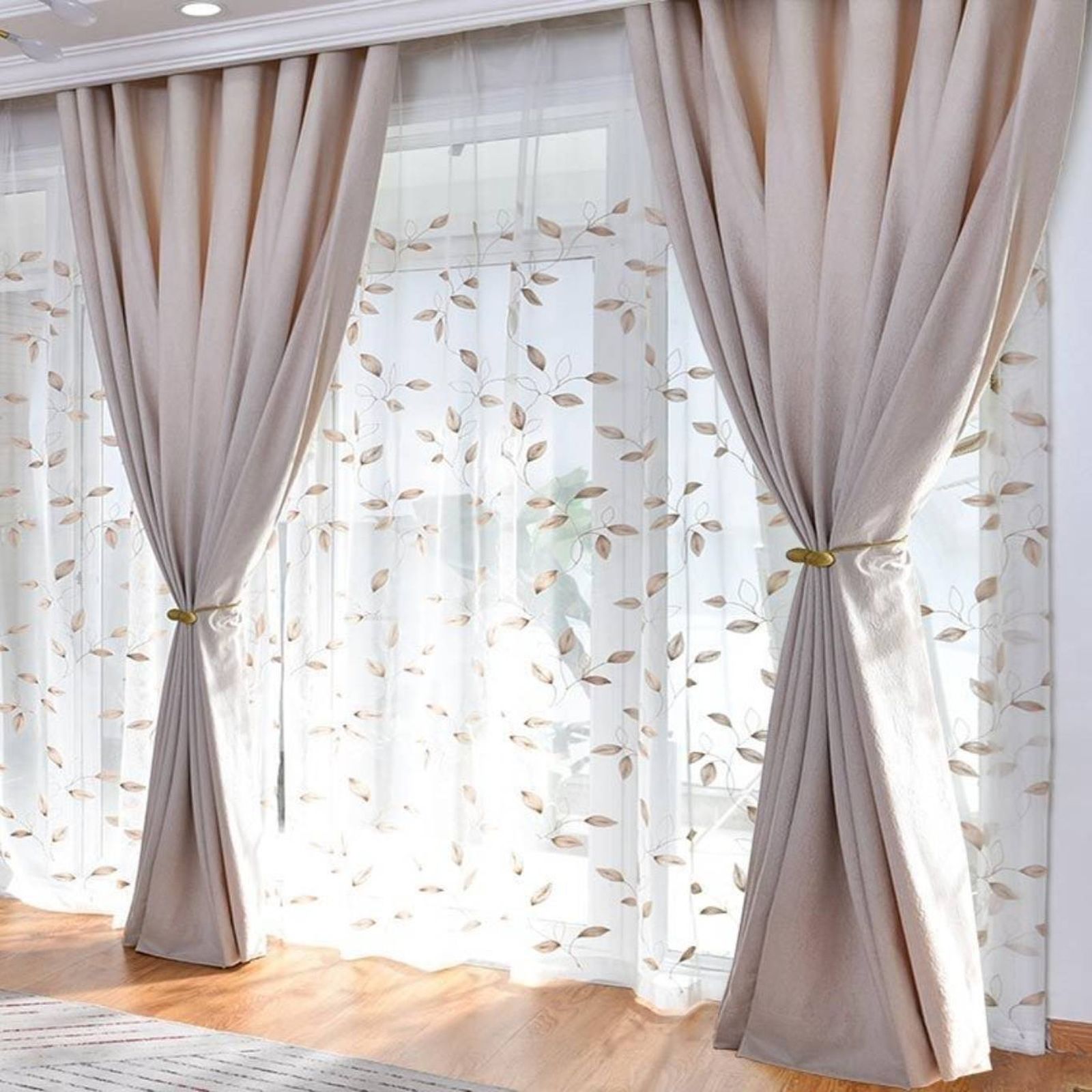 Barras dobles de madera decorativa para un acabado clásico y funcional.