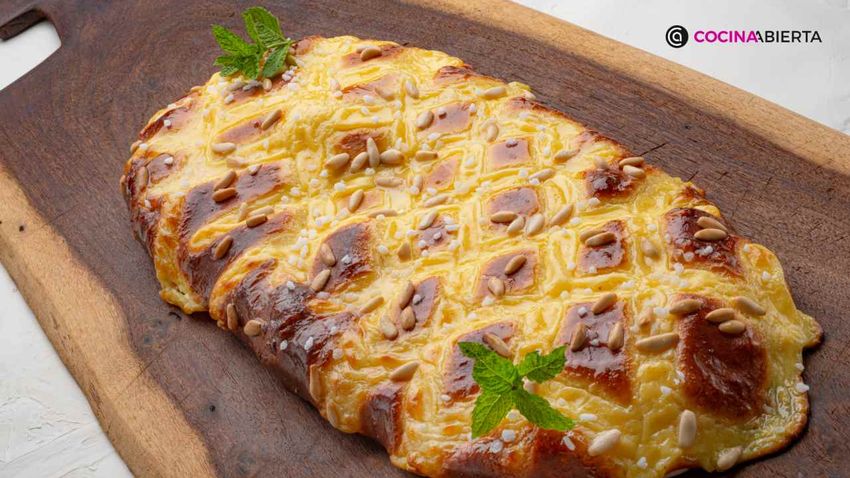 Coca de San Juan con crema pastelera y piñones