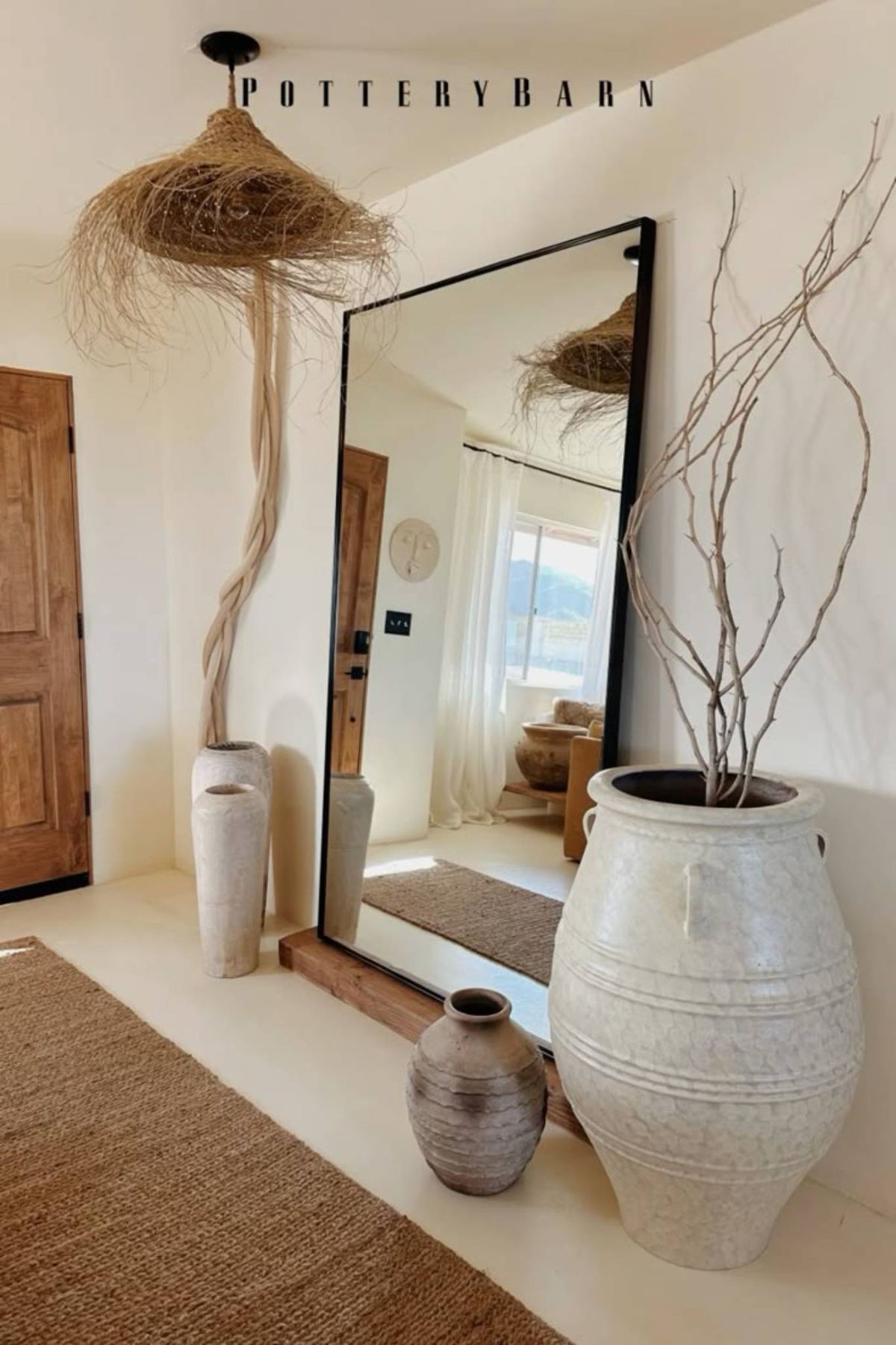 Espejo grande en la entrada.