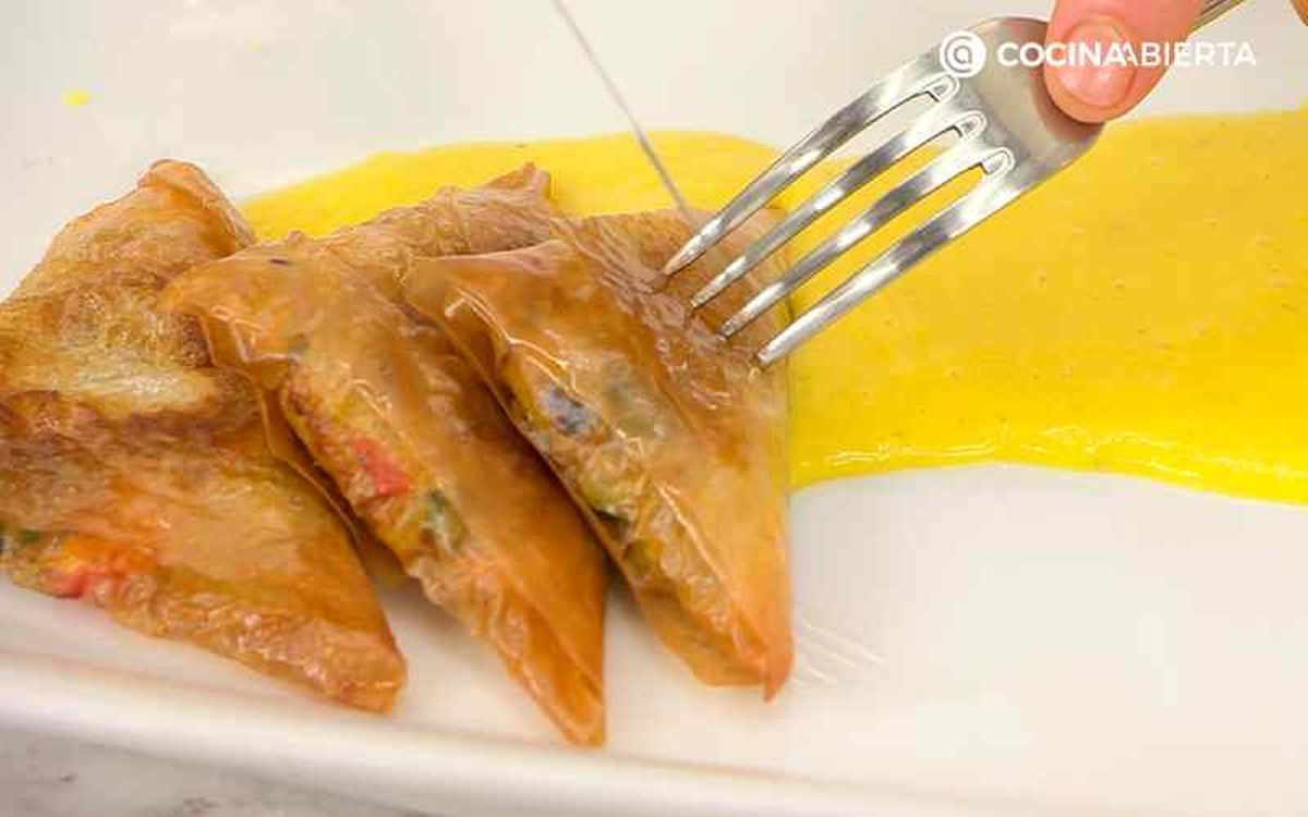 Acompaña las samosas con salsa de mango y curry