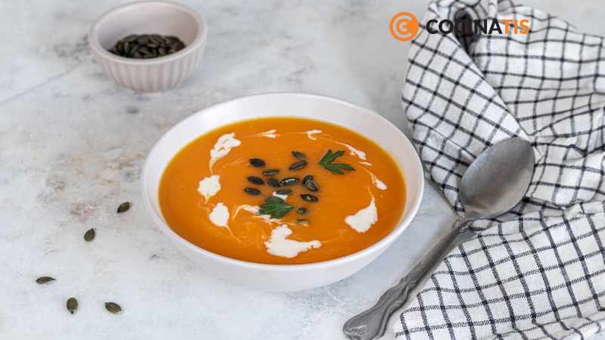 Sirve la crema de calabaza con pipas y nata para cocinar