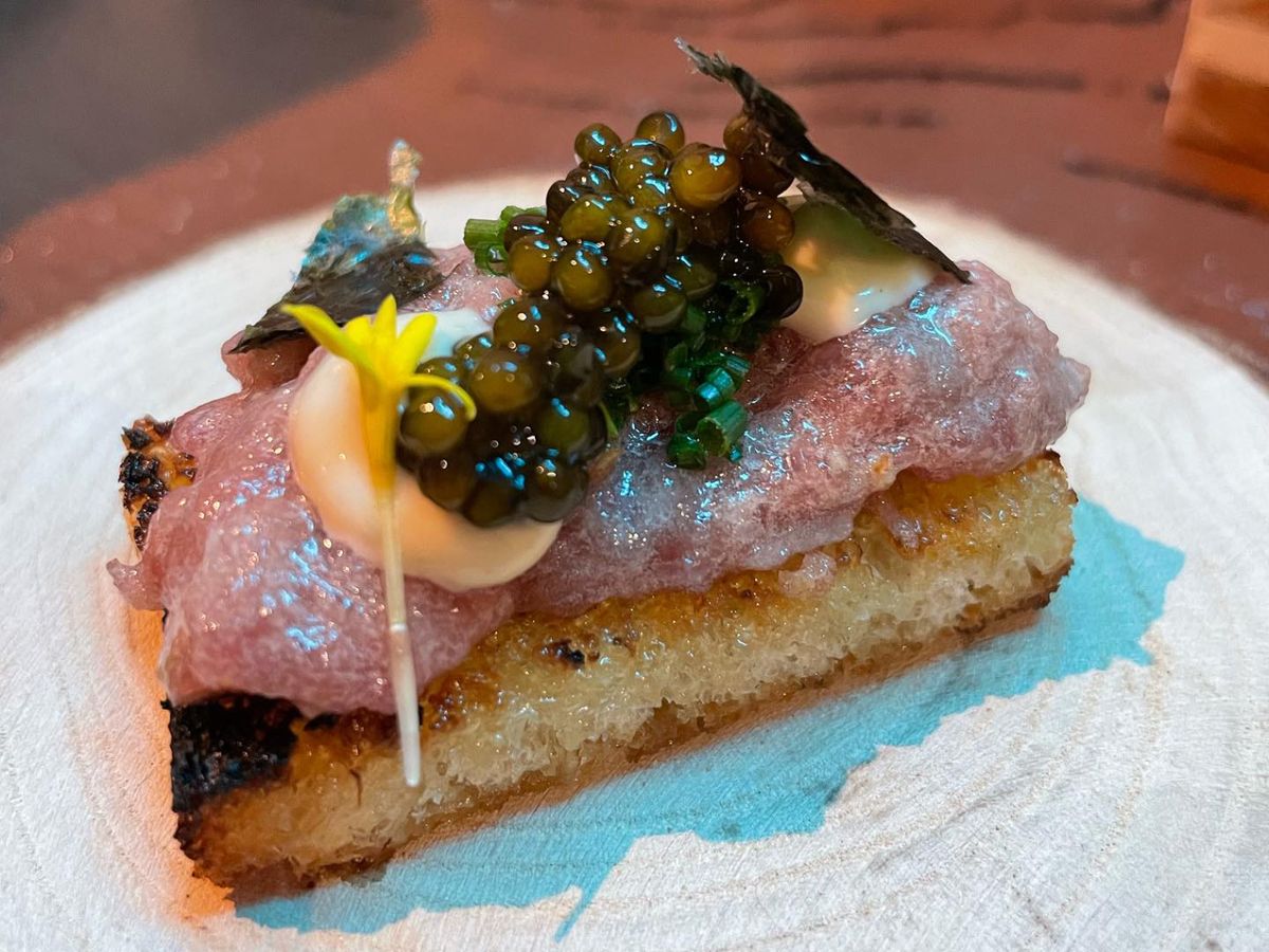 Bocado con caviar en Jara Sushi Omakase (Barcelona), uno de los omakase más sorprendentes de la ciudad.