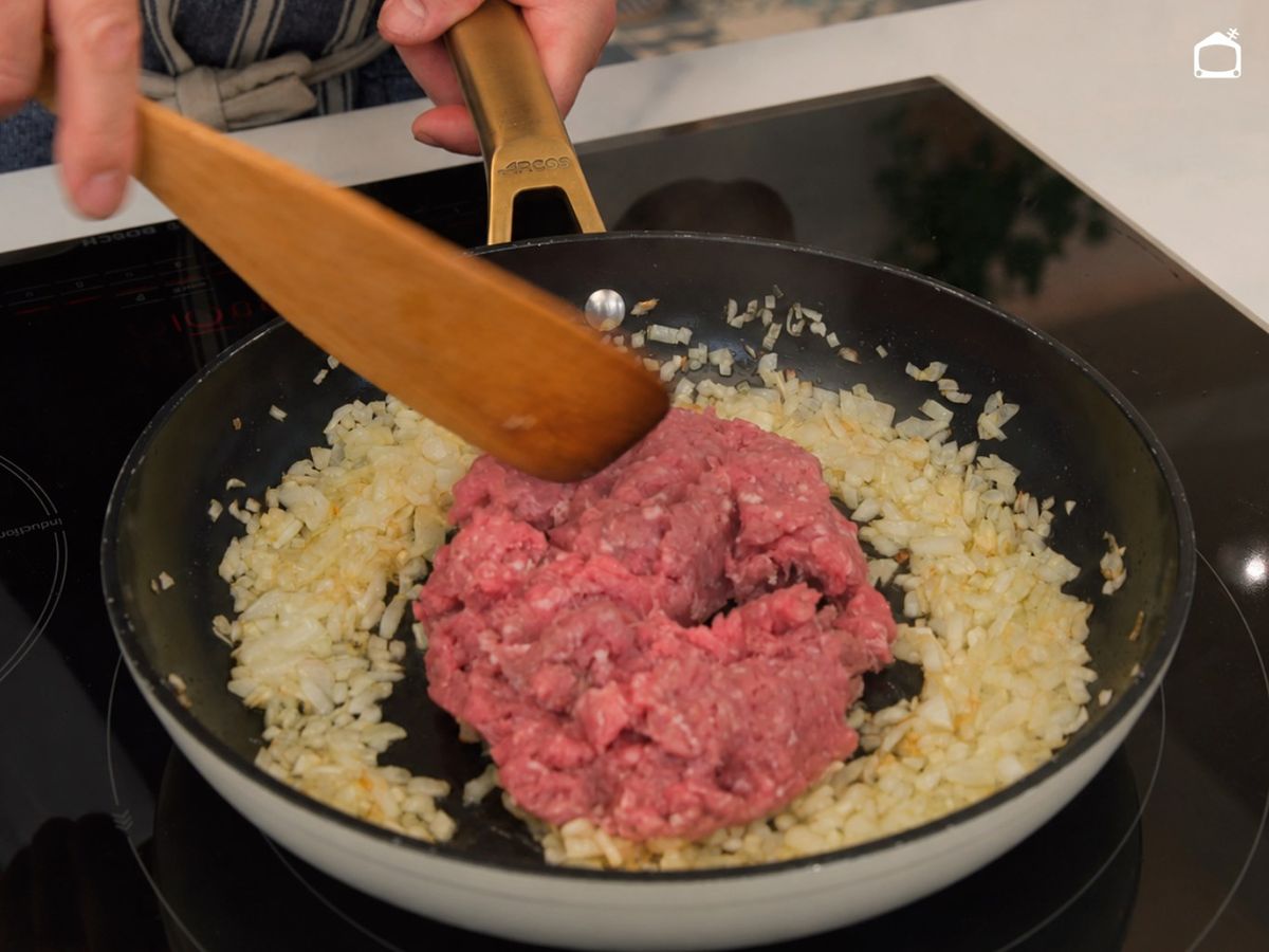 Cocina la cebolla, añade la carne y rehógala