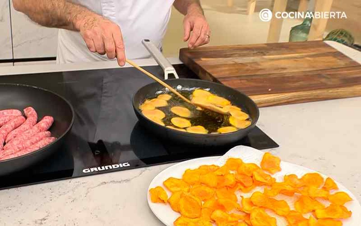 Coloca los chips de boniato sobre papel absorbente