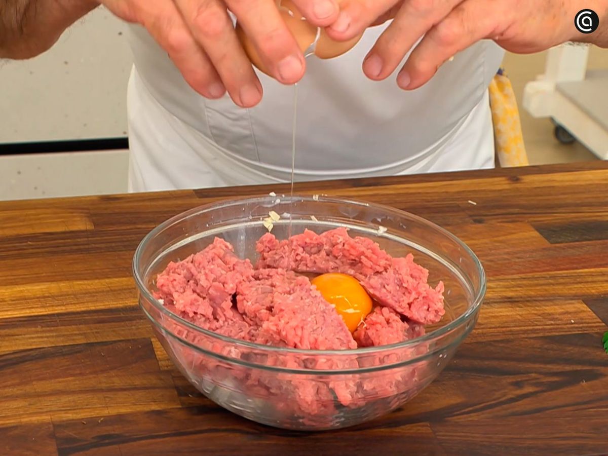 En un bol, mezcla la carne con el pan hidratado y el huevo; luego deja que repose