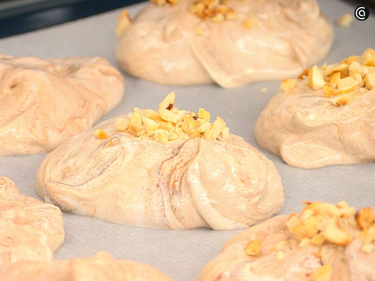 Dale forma a los merenguitos con una cuchara y hornea