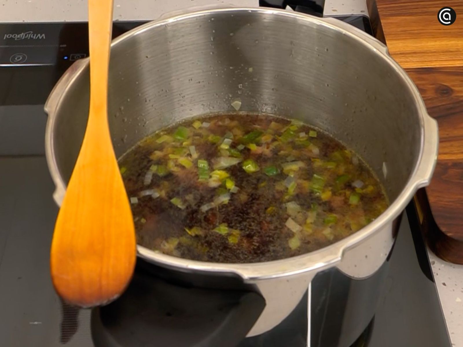 Coloca las alubias en la olla exprés, cubre con agua y cocina