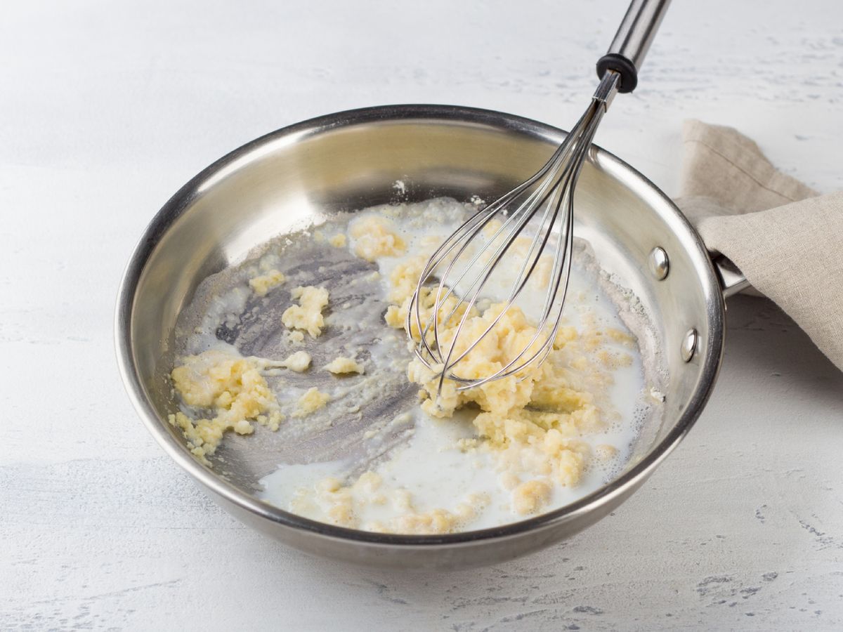 El roux, mezcla de mantequilla y harina, es la base que da cuerpo a la bechamel.