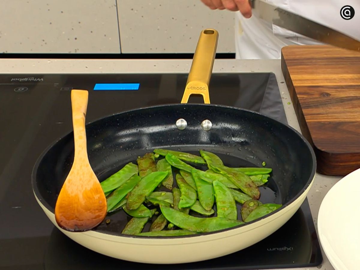 Cocina los tirabeques salteándolos brevemente