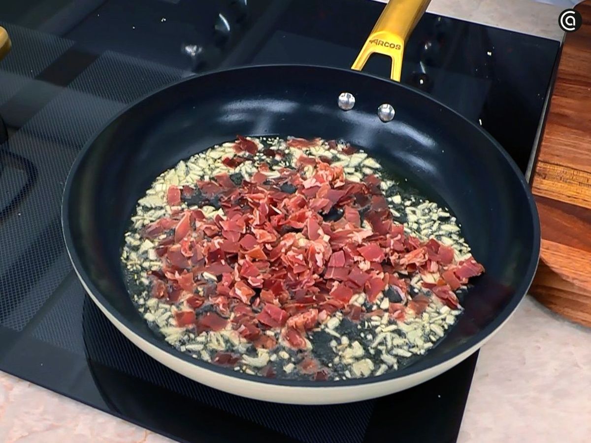 Sofrito de ajo y jamón para el salteado de judías verdes