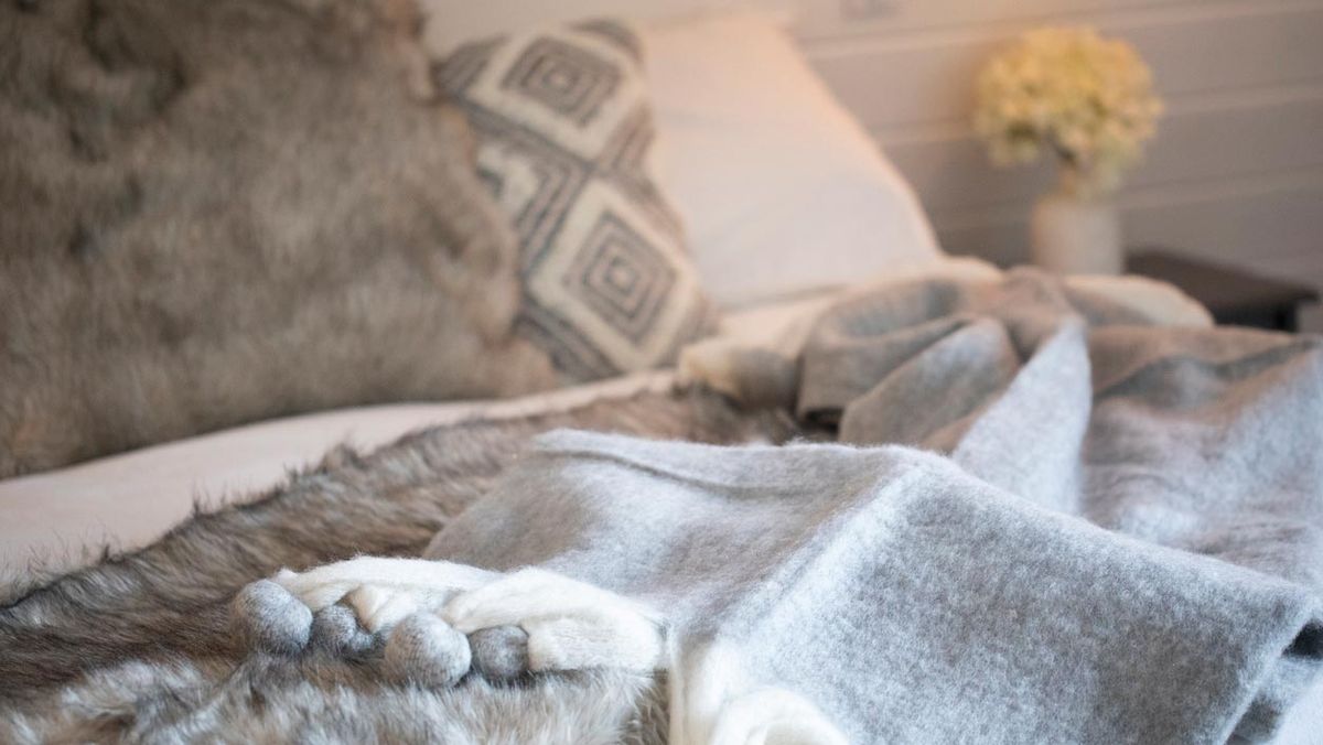 dormitorio gris complementos grises