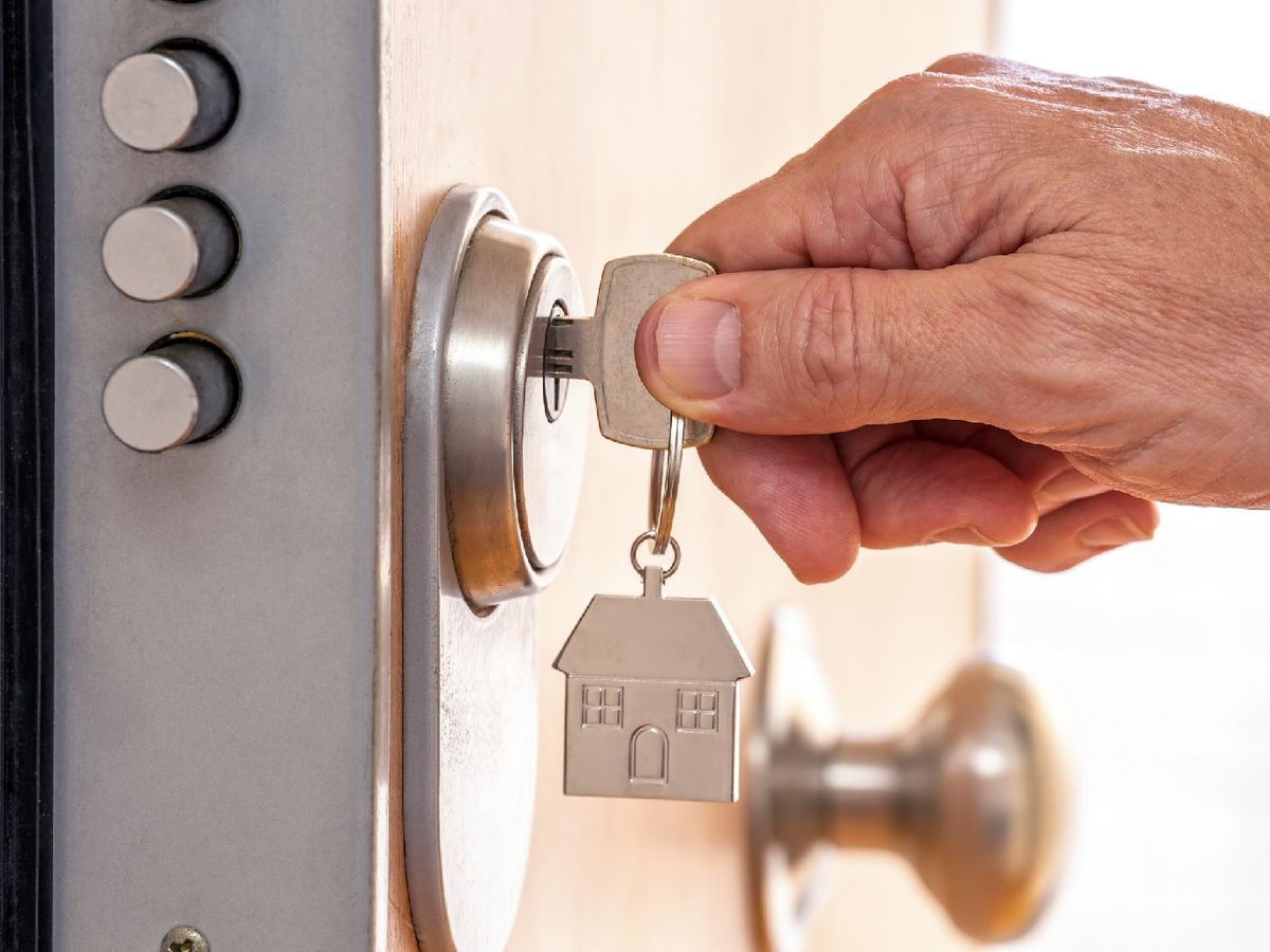 Puedes reforzar el marco de la puerta principal de la casa