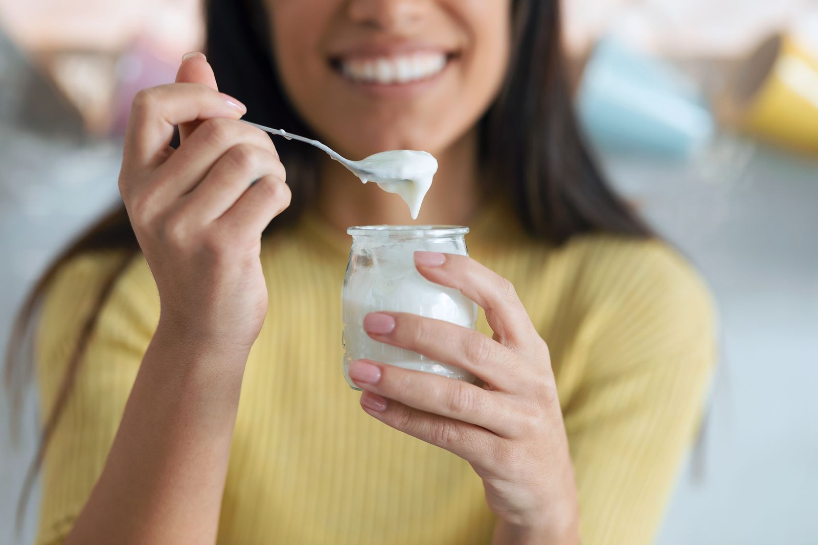Un yogur natural es una buena opción al salir del dentista, pero pregunta si es compatible con tu medicación