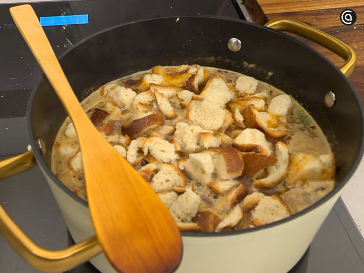 El pan sopako dará espesor a la sopa.