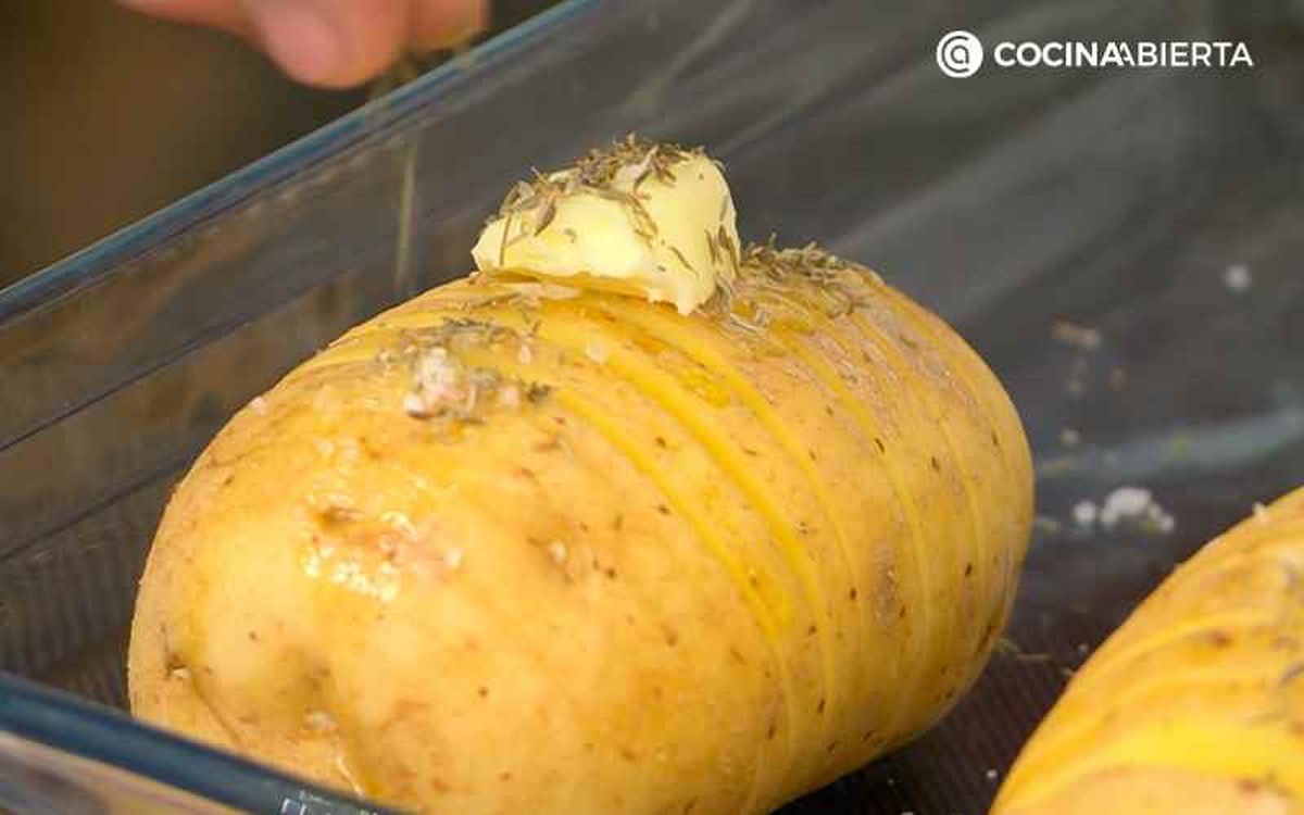 Hornea las patatas hasselback