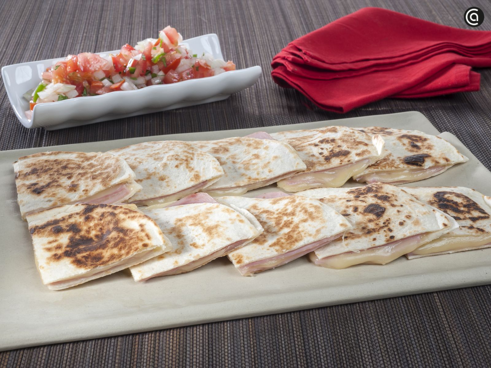 Sincronizadas de jamón y queso con pico de gallo